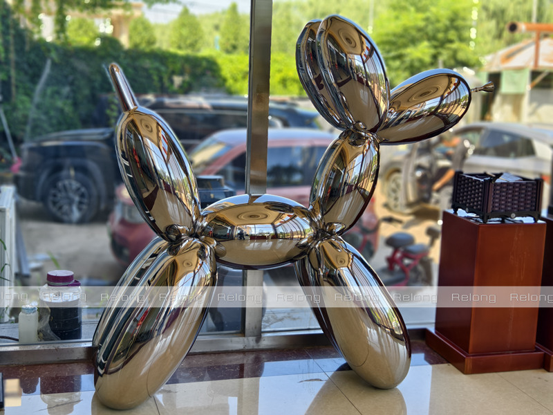 metal balloon dog sculpture