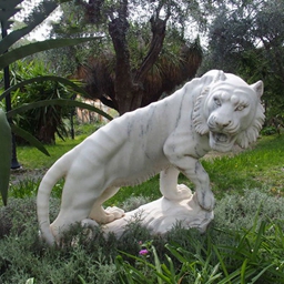 outdoor-lion-statue