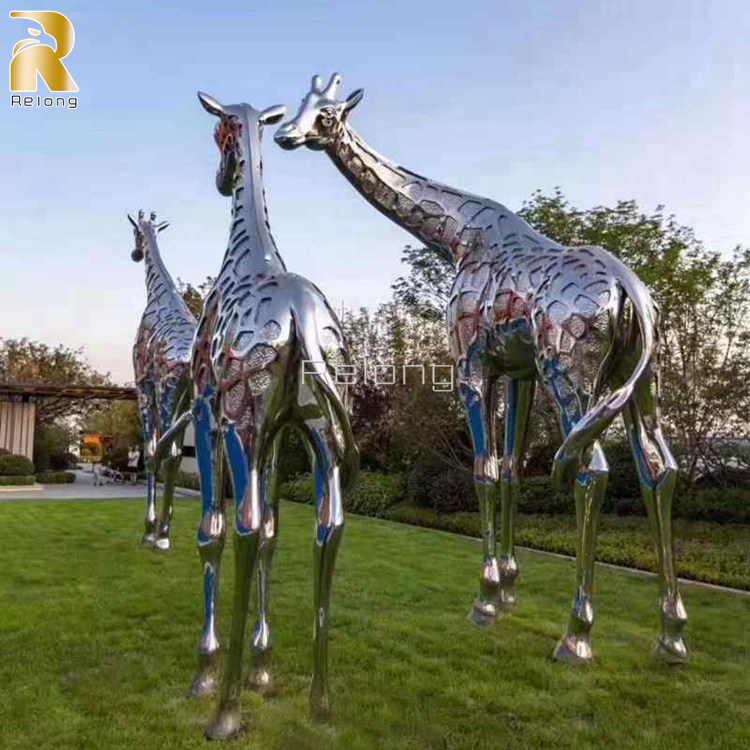 Large-Metal-Giraffe-Sculpture