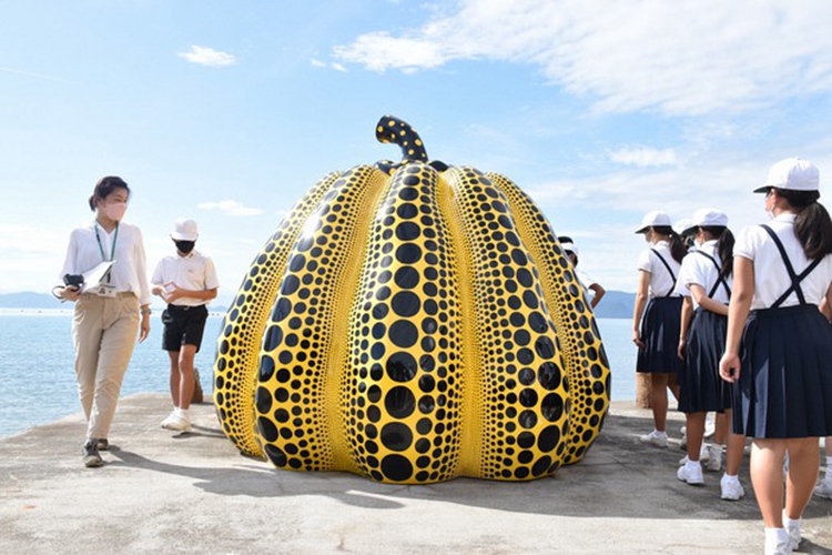 7-yayoi kusama pumkin