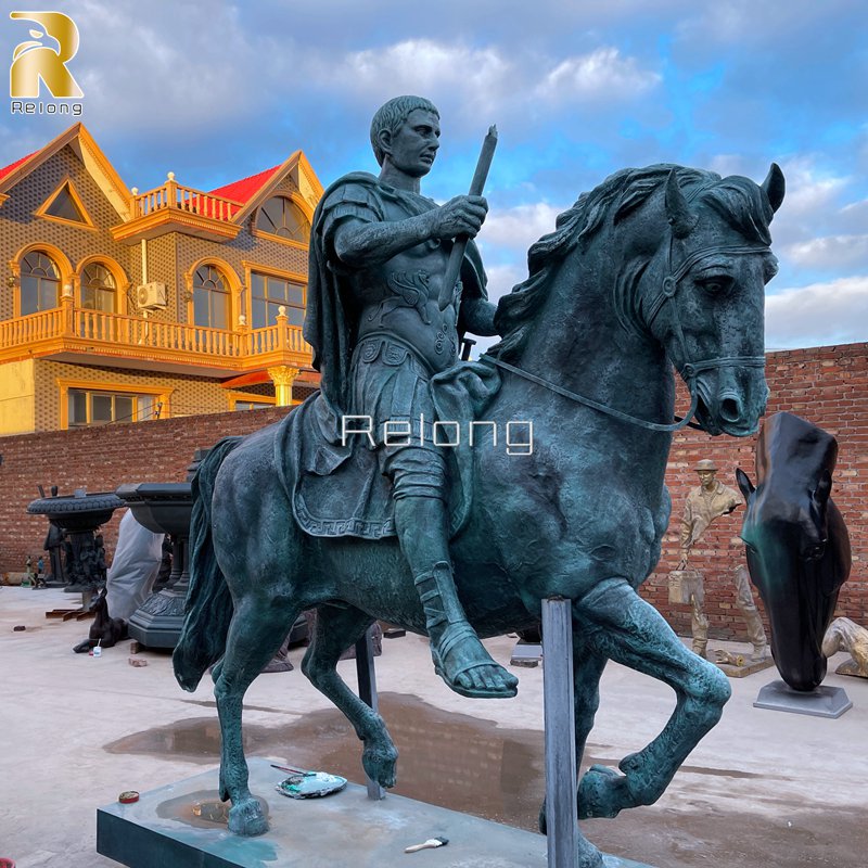 kejser augustus with horse statue