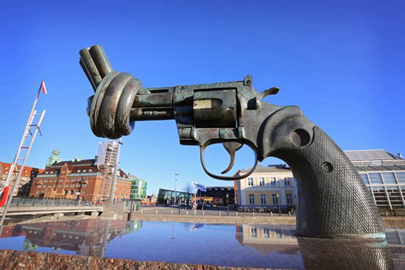 the-knotted-gun sculpture