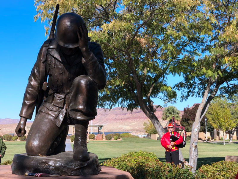 kneeling soldier statue-2