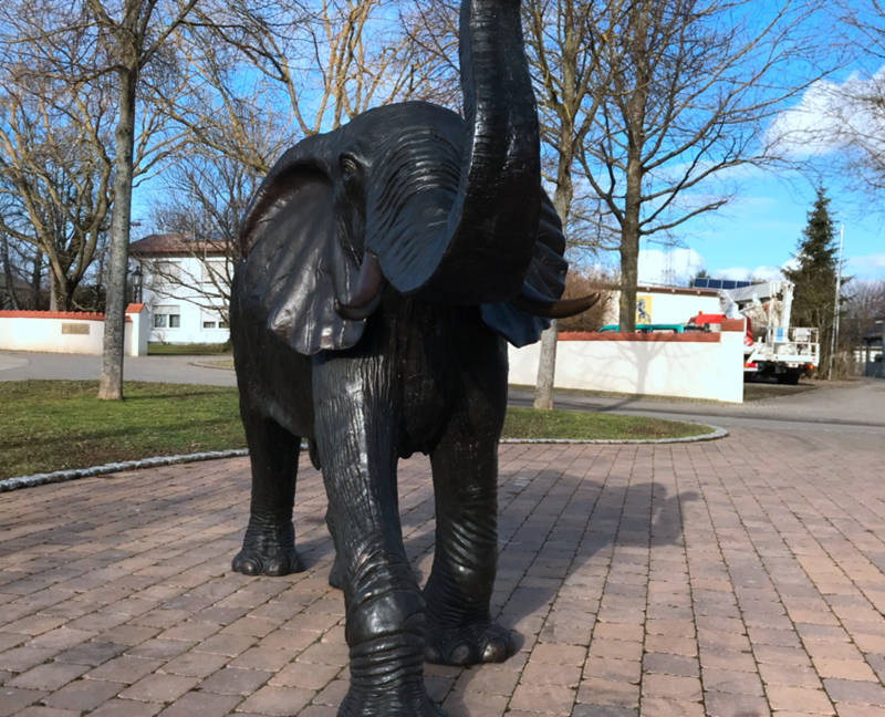 hand crafts large bronze elephant statues