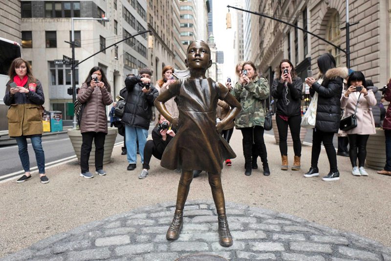 bronze fearless girl statue