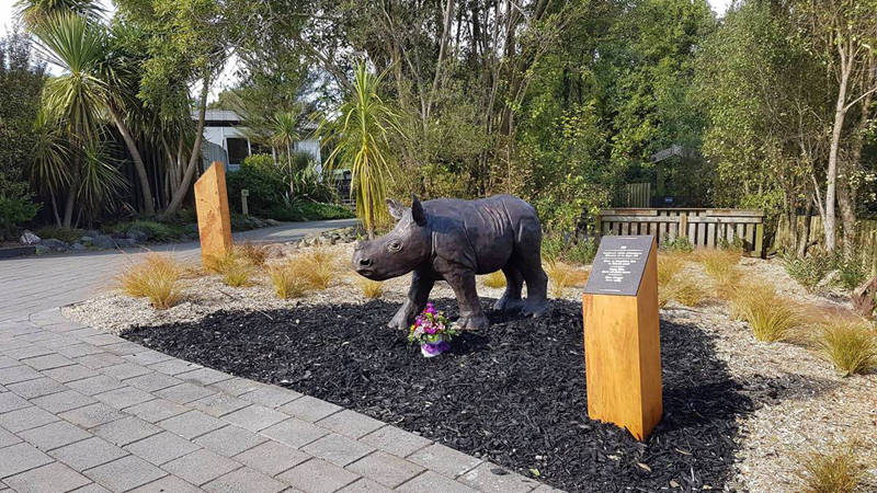 large bronze rhinoceros sculpture (1)