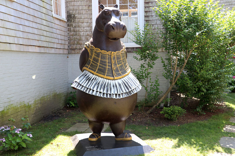 bronze hippo ballerina sculpture for outdoor decor (7)