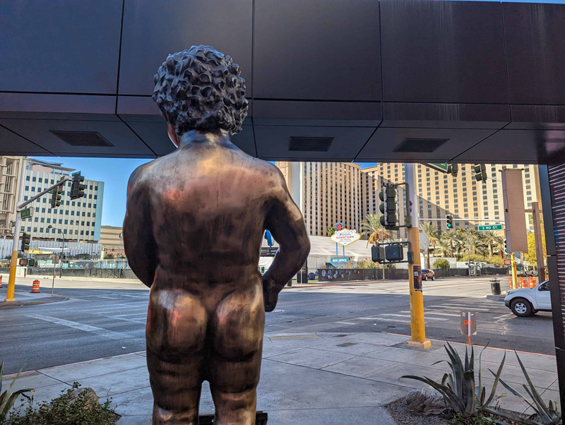 outdoor decorative boy peeing statue