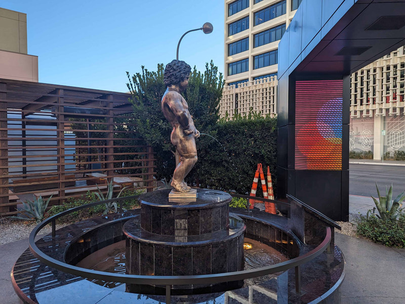  decorative boy peeing statue